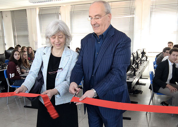 Regali Di Classe Inaugurata A Milano L Aula Informatica Del Volta Corporate